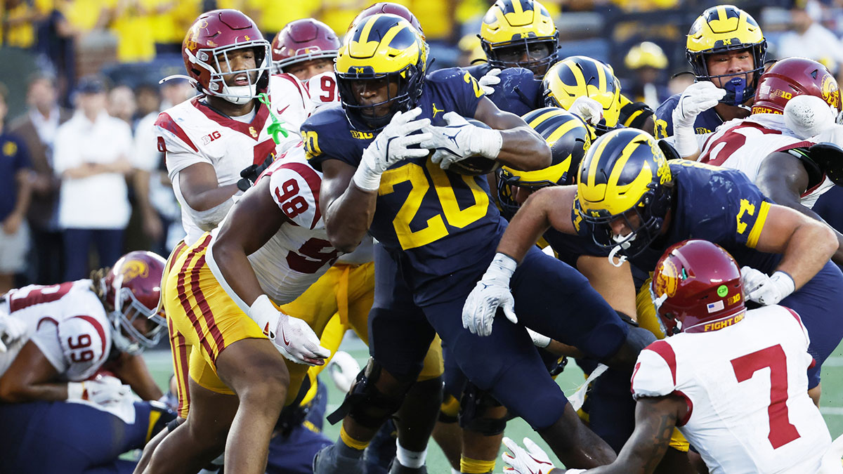 Michigan Wolverines running back Kalel Mullings (20) rushes for a touchdown in the second half against the USC Trojans at Michigan Stadium.