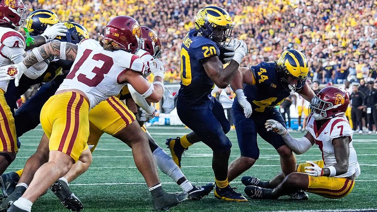 Michigan running back Kalel Mullings (20) runs for a touchdown against USC during the second half at Michigan Stadium