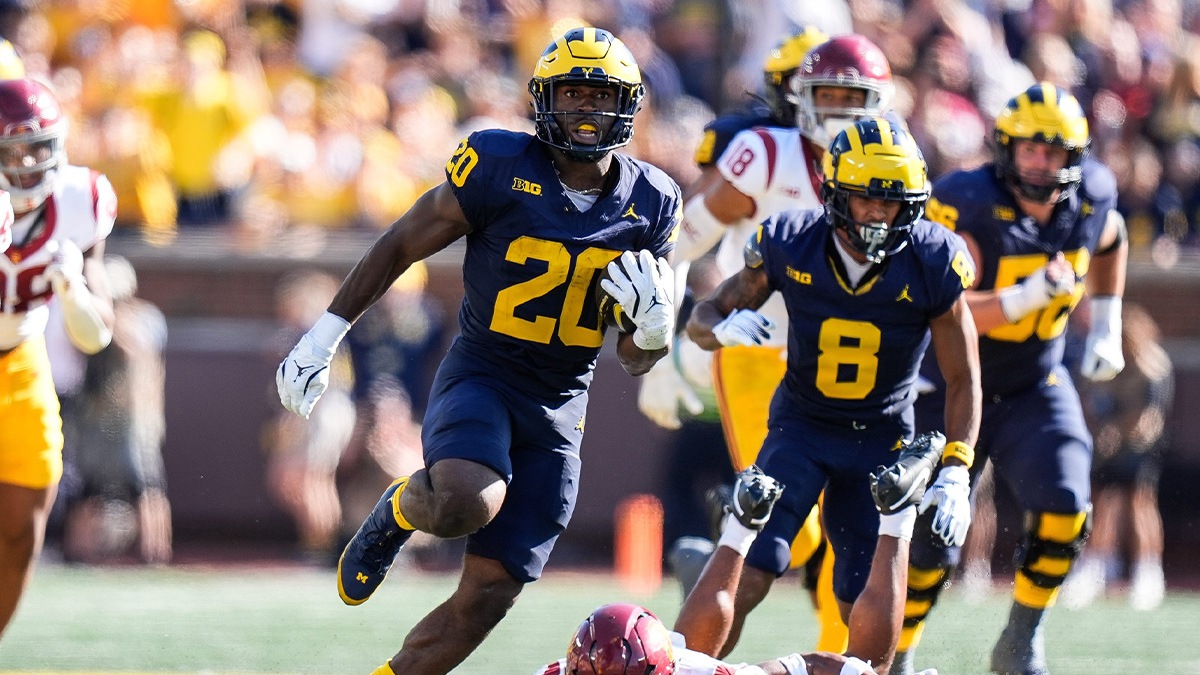 Michigan running back Kalel Mullings (20) runs against USC during the first half at Michigan Stadium