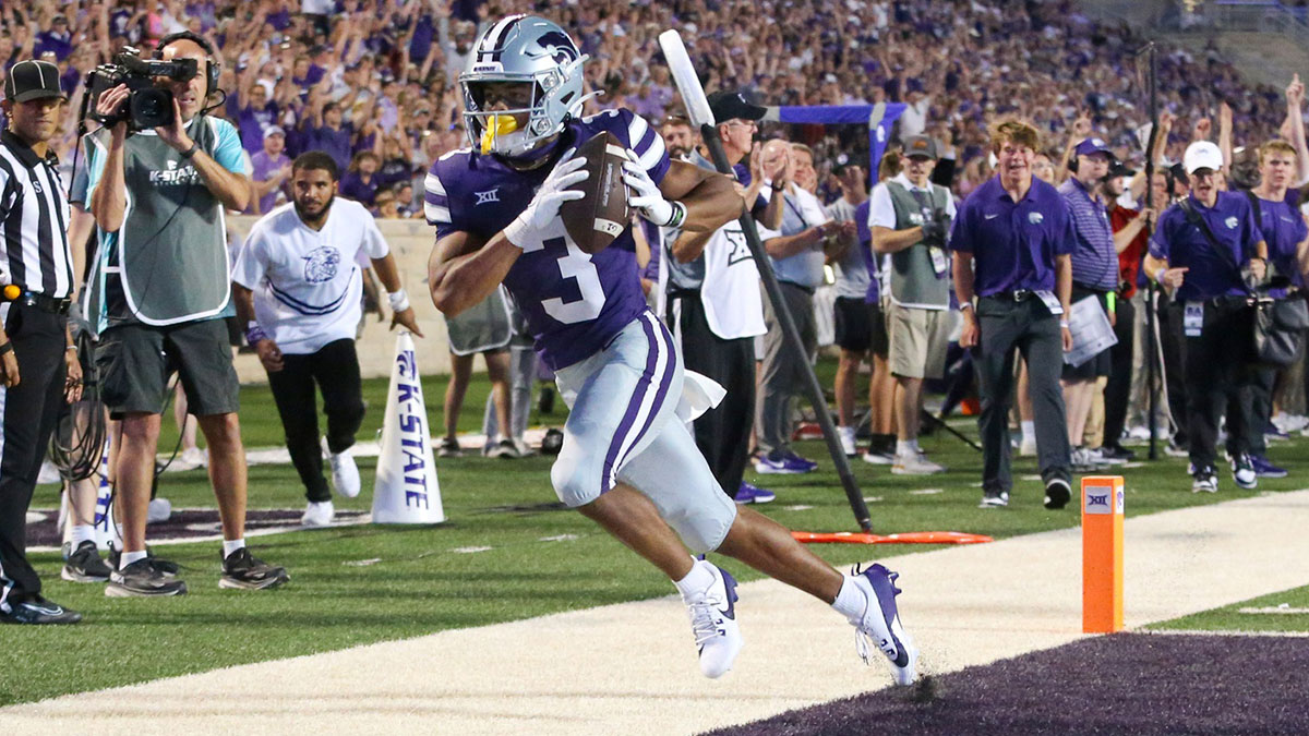 Kansas State Wildcats running back Dylan Edwards (3) makes a touchdown catch during the fourth quarter against the Tennessee-Martin Skyhawks at Bill Snyder Family Football Stadium.