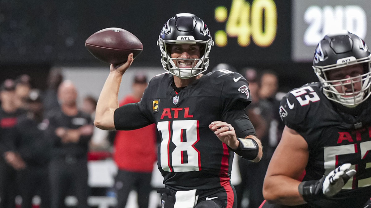Atlanta Falcons quarterback Kirk Cousins (18) passes against the Pittsburgh Steelers during the first quarter at Mercedes-Benz Stadium.