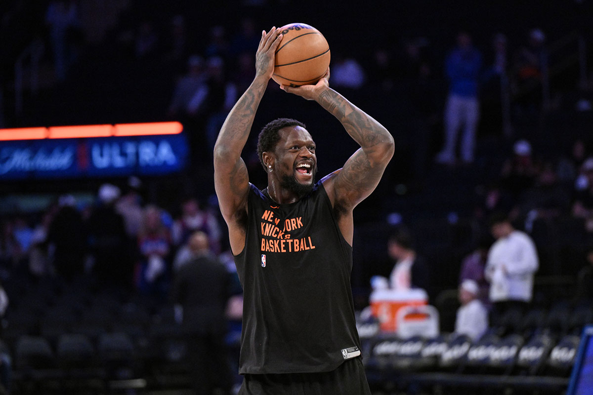 Knicks forward Julius Randle (30) warms up before a game against the New York Knicks at Madison Square Garden