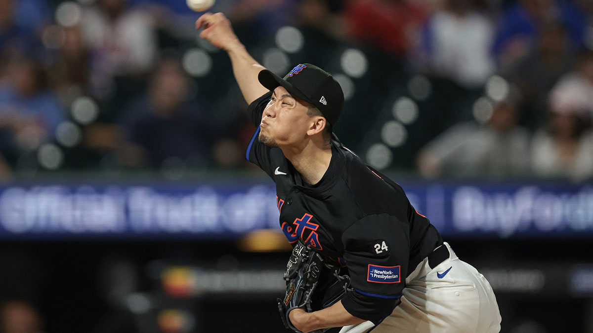 Jul 26, 2024; New York City, New York, USA; New York Mets starting pitcher Kodai Senga (34) delivers a pitch during the fourth inning against the Atlanta Braves at Citi Field.