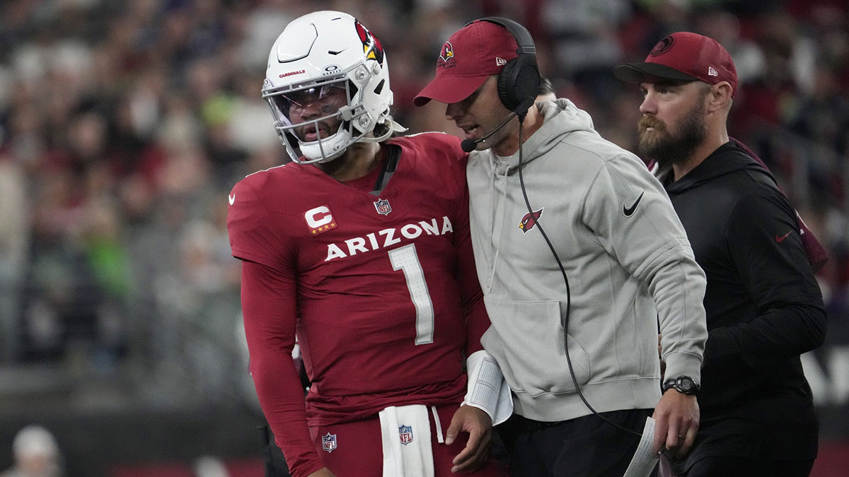 Arizona Cardinals head coach Jonathan Gannon talks with quarterback Kyler Murray (1) during the fourth quarter against the Seattle Seahawks at State Farm Stadium in Glendale on Jan. 7, 2024.