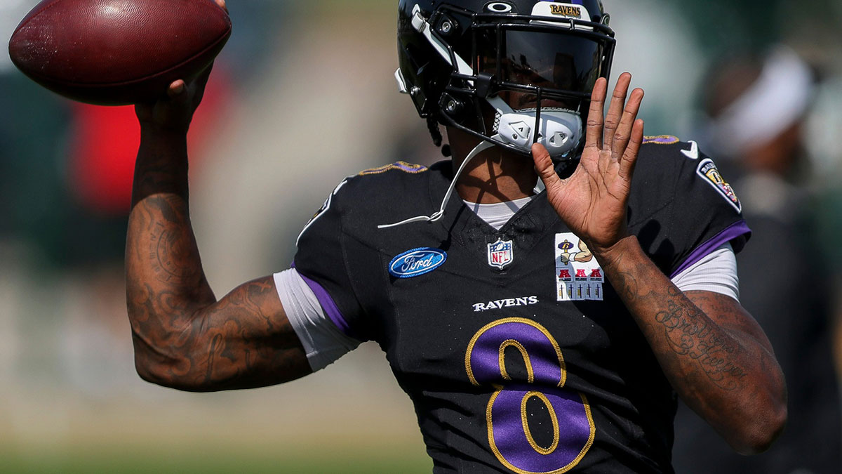 Baltimore Ravens quarterback Lamar Jackson (8) passes the ball during a joint practice with the Green Bay Packers.