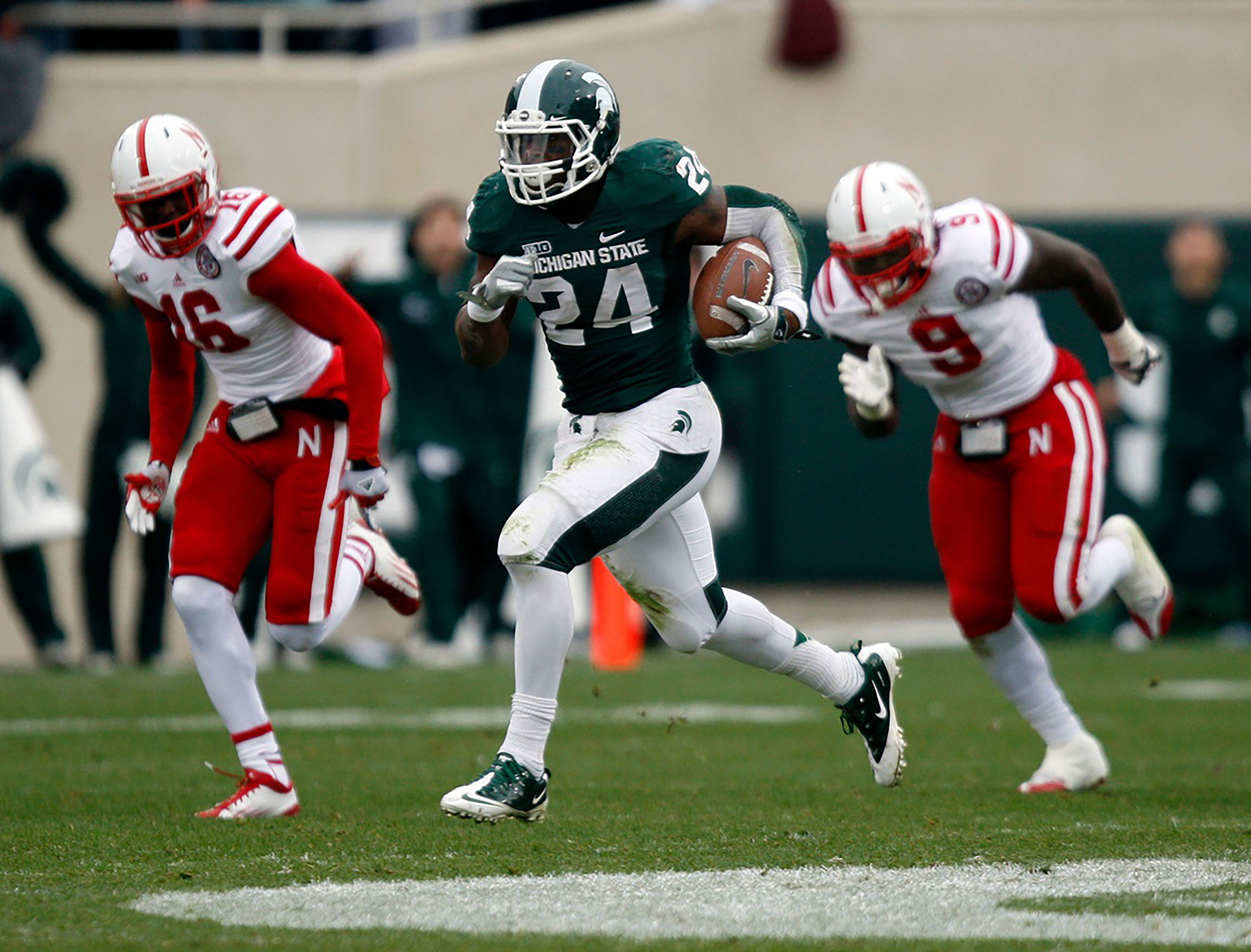 Michigan State Spartans running back Le'Veon Bell (24) runs around Central Michigan Chippewas defensive back Lorenzo White (2) to score a touchdown in the second quarter at Kelly/Shorts Stadium.