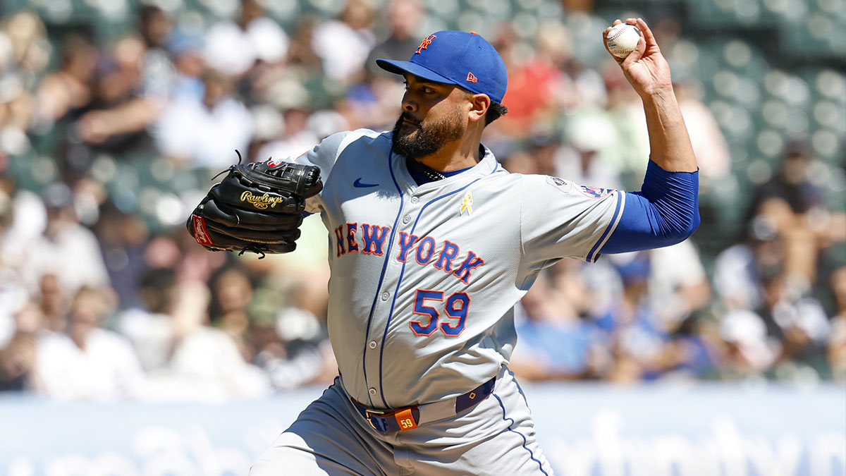New York Mets starting pitcher Sean Manaea (59) delivers a pitch against the Chicago White Sox during the first inning at Guaranteed Rate Field.