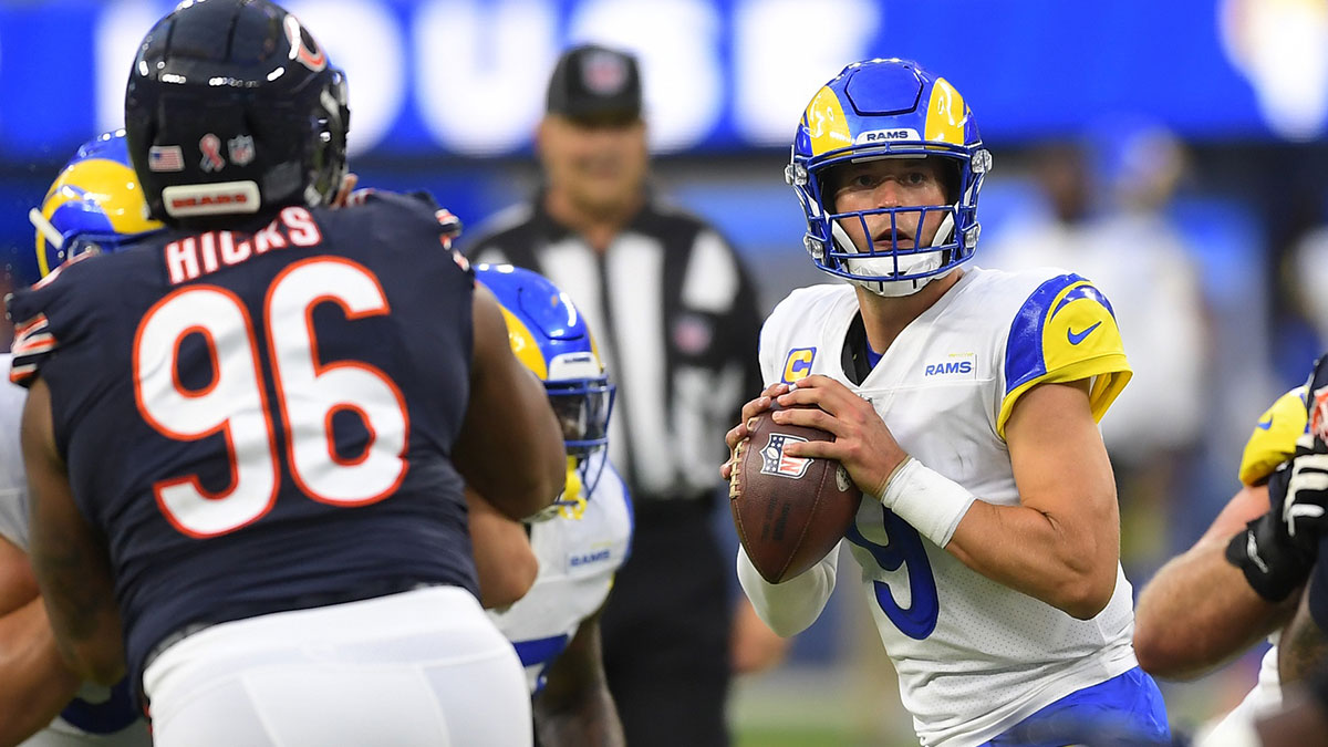 Los Angeles Rams quarterback Matthew Stafford (9) sets to pass in the first half of the game against the Chicago Bears at SoFi Stadium.