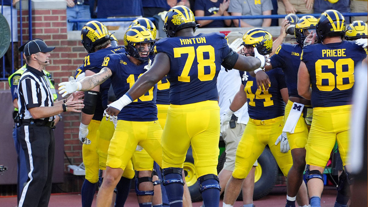 Michigan celebrates the touchdown by running back Donovan Edwards (7) during the 1st quarter against Fresno State at Michigan Stadium