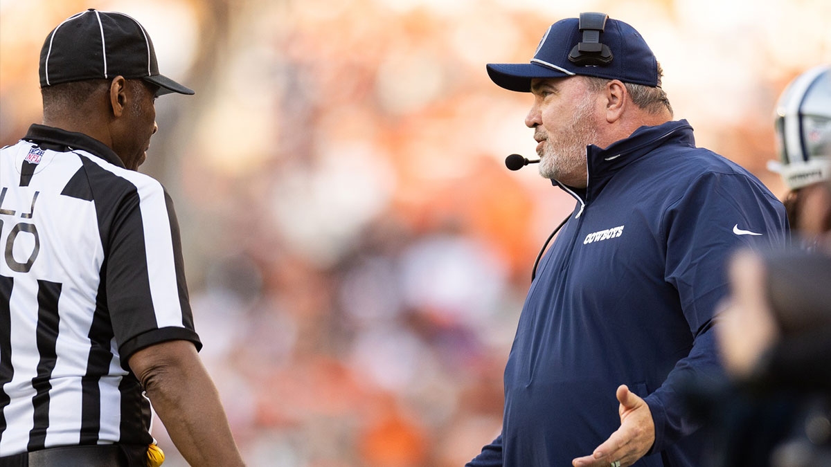 Dallas Cowboys head coach Mike McCarthy argues with line judge Julian Mapp (10) during the third quarter against the Cleveland Browns at Huntington Bank Field. 