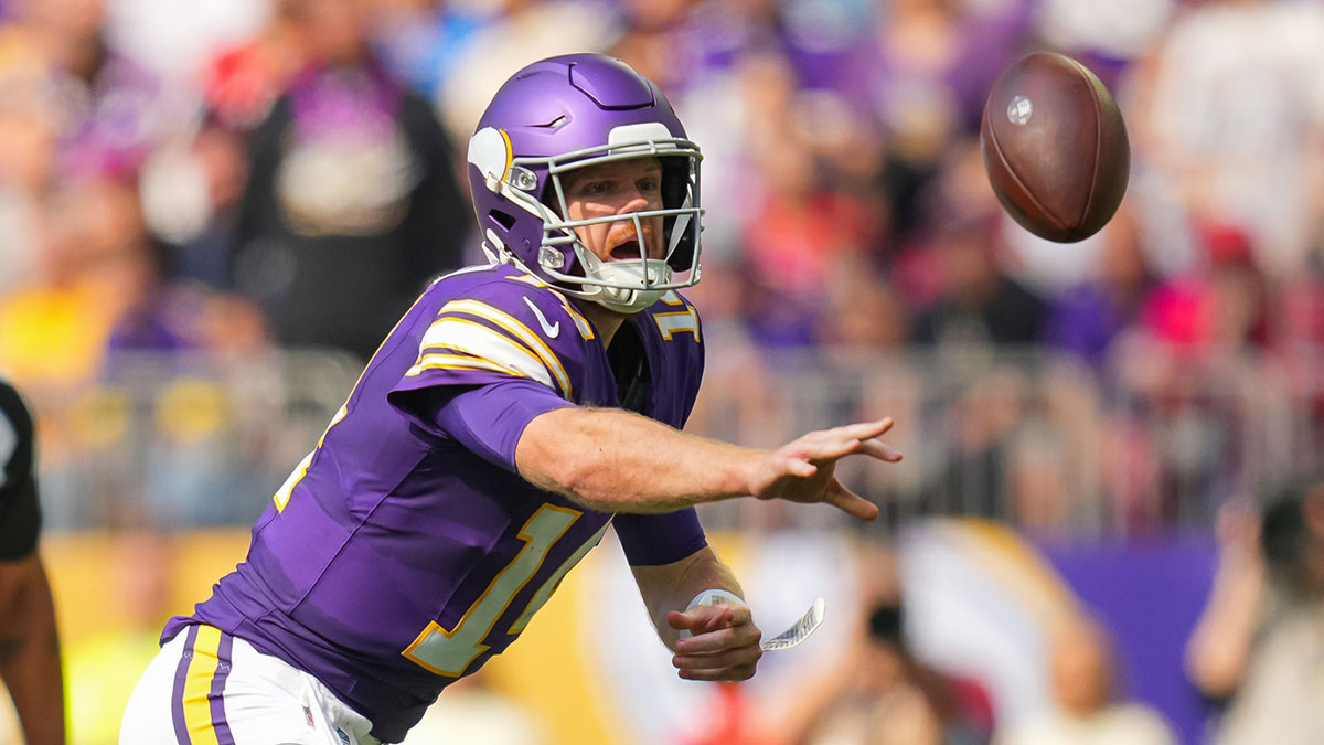 Minnesota Vikings quarterback Sam Darnold (14) pitches the ball against the Houston Texans in the third quarter at U.S. Bank Stadium.