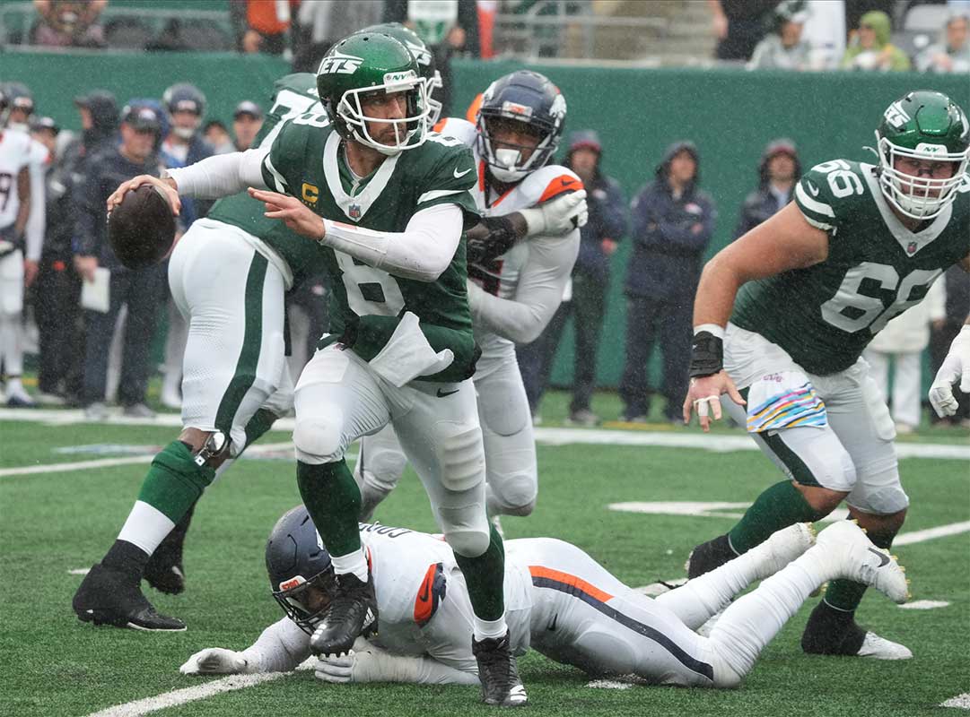 East Rutherford, NJ -- September 29 -- Jonathon Cooper of Denver canÕt contain Aaron Rodgers of the Jets on the play in the first half as the Denver Broncos edged the New York Jets 10-9 at MetLife Stadium.