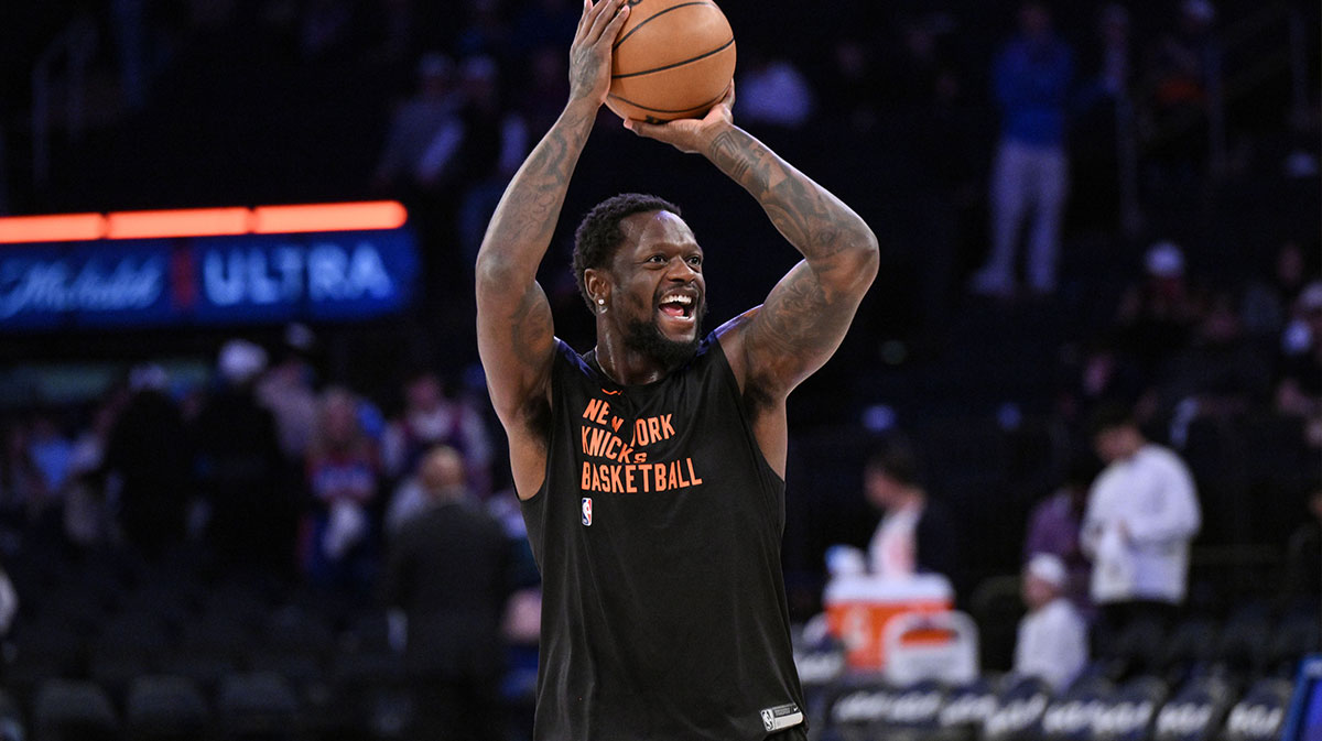 New York Knicks forward Julius Randle (30) warms up before a game against the New York Knicks at Madison Square Garden