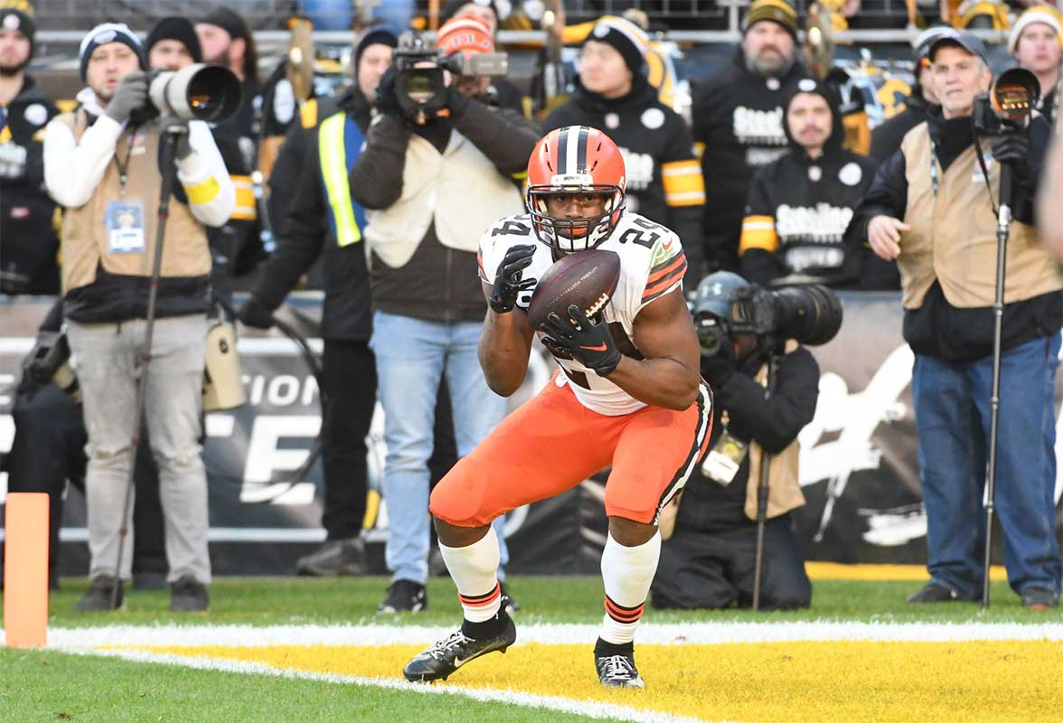 Cleveland Browns running back Nick Chubb (24) scores a touchdown against the Pittsburgh Steelers during the fourth quarter at Acrisure Stadium.