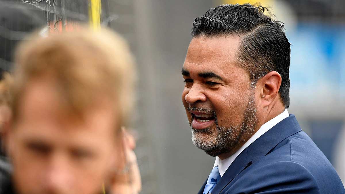 Former Chicago White Sox player and manager Ozzie Guillen talks to fans before game four of the 2021 ALDS between the Chicago White Sox and the Houston Astros at Guaranteed Rate Field.