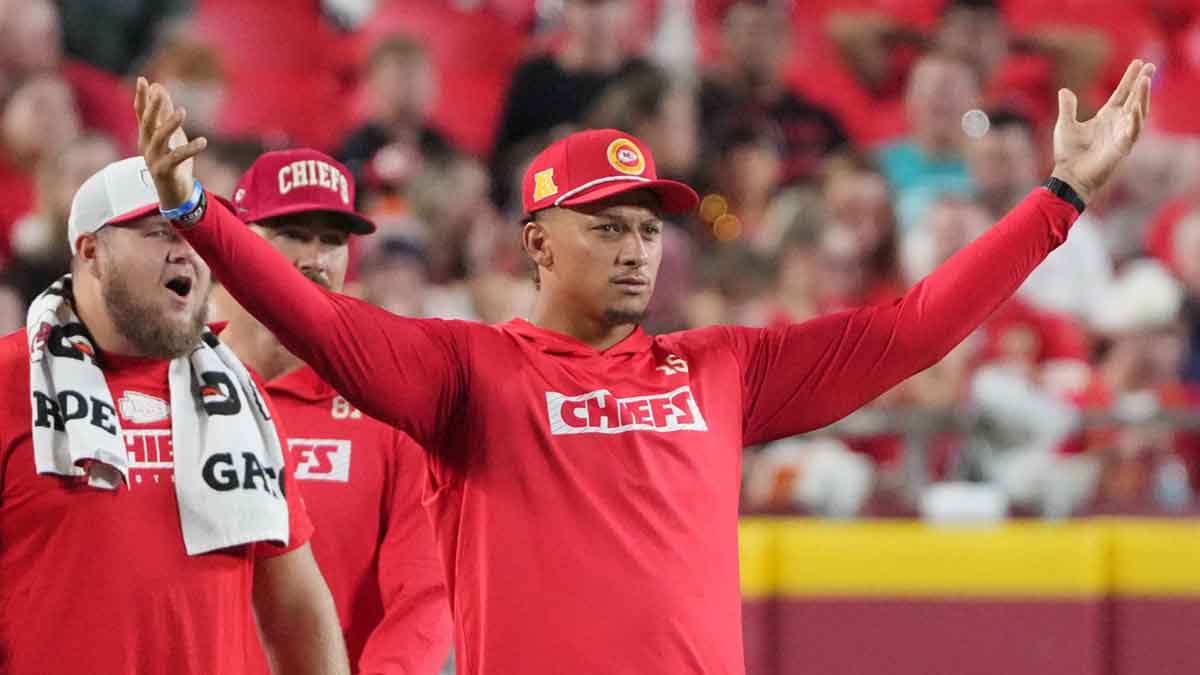 Patrick Mahomes Arms up on Chiefs