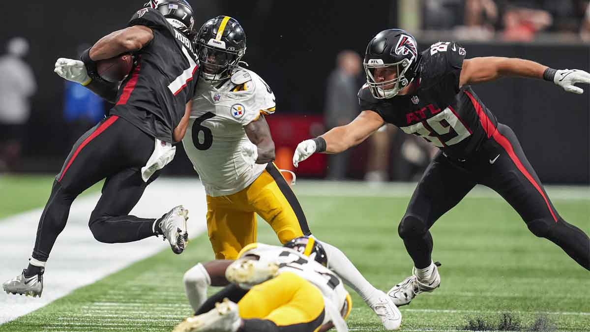 Sep 8, 2024; Atlanta, Georgia, USA; Pittsburgh Steelers linebacker Patrick Queen (6) tackles Atlanta Falcons running back Bijan Robinson (7) at Mercedes-Benz Stadium.