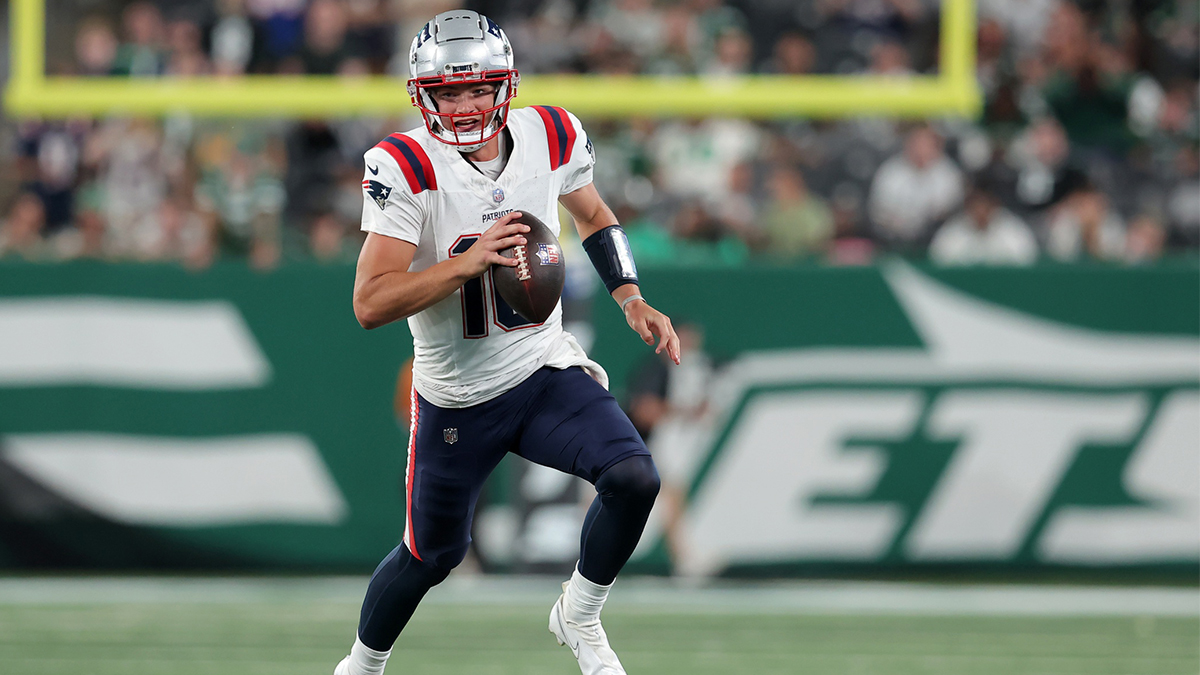 New England Patriots quarterback Drake Maye (10) runs with the ball against the New York Jets during the fourth quarter at MetLife Stadium. 