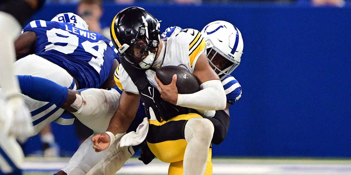 Indianapolis Colts defensive end Tyquan Lewis (94) and linebacker EJ Speed ​​(45) sack Pittsburgh Steelers quarterback Justin Fields (2) during the second half at Lucas Oil Stadium. 