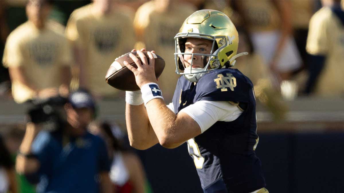 Notre Dame football' Marcus Freeman stands behind Riley Leonard after