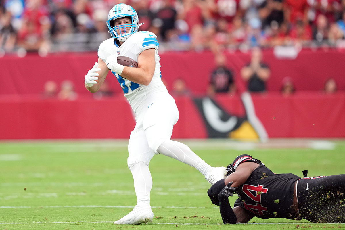     Detroit Lions tight end Sam LaPorta (87) makes a catch against Arizona Cardinals linebacker Owen Pappoe (44) during the first half at State Farm Stadium. 