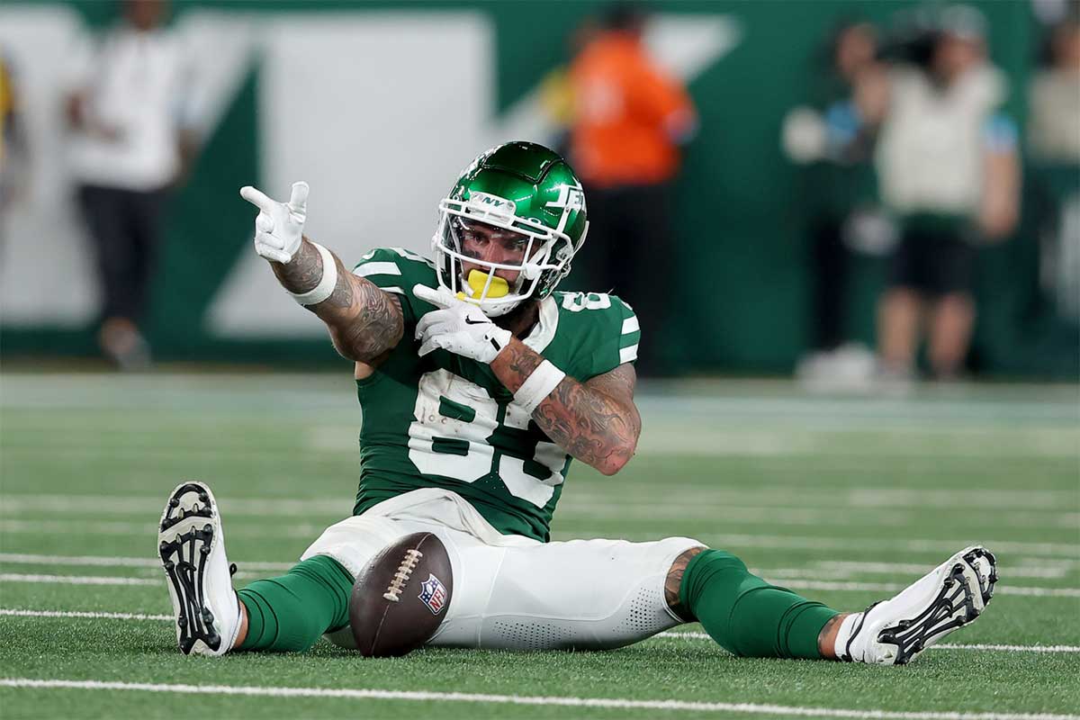 New York Jets tight end Tyler Conklin (83) signals first down after a catch against the New England Patriots during the second quarter at MetLife Stadium.
