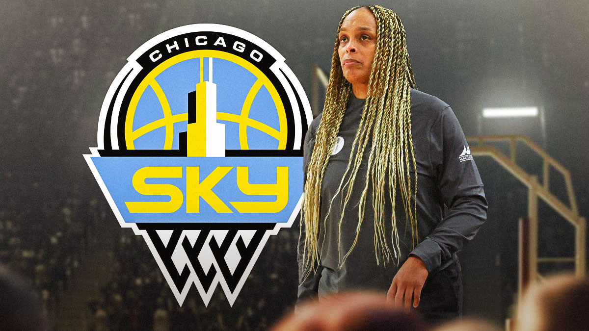 Chicago Sky's Teresa Weatherspoon looks at crowd during Mercury game