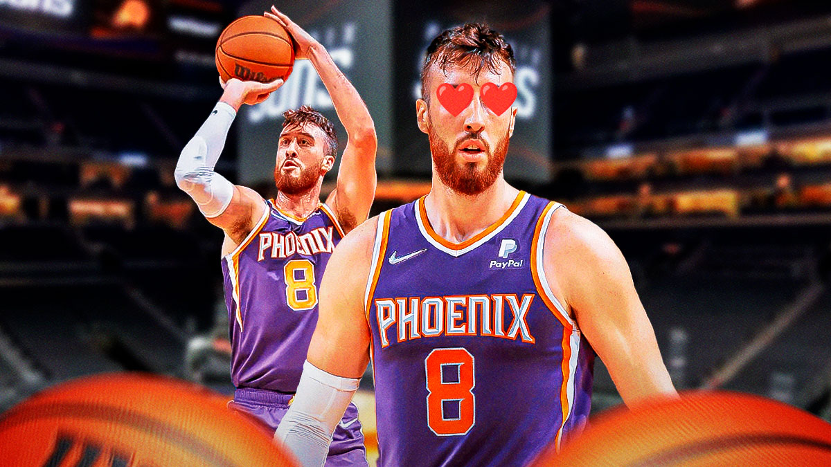Frank Kaminsky III with a Suns jersey on and having hearts on his eyes, while looking at the Footprint Center.