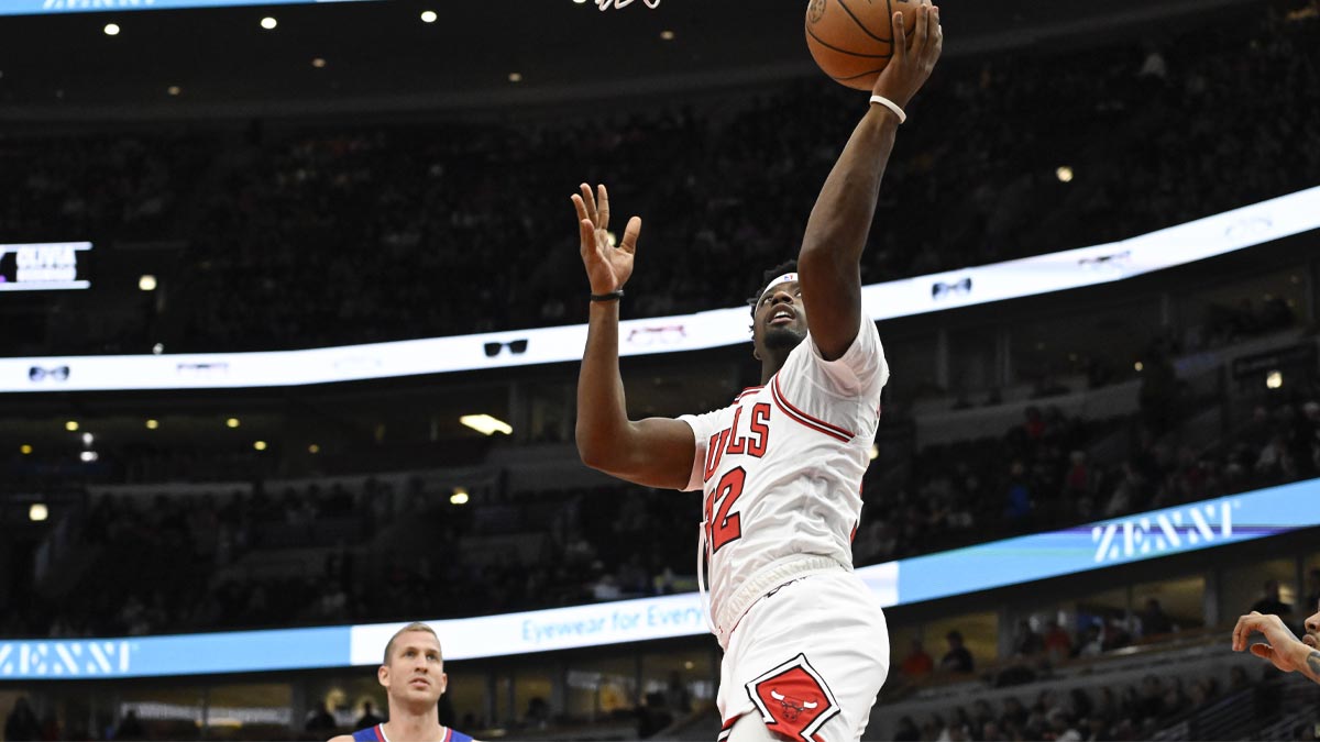 Chicago Bulls forward and college double-double machine Terry Taylor (32) takes a shot against the LA Clippers during the second half at the United Center. Taylor recently signed as a free agent with the Sacramento Kings.