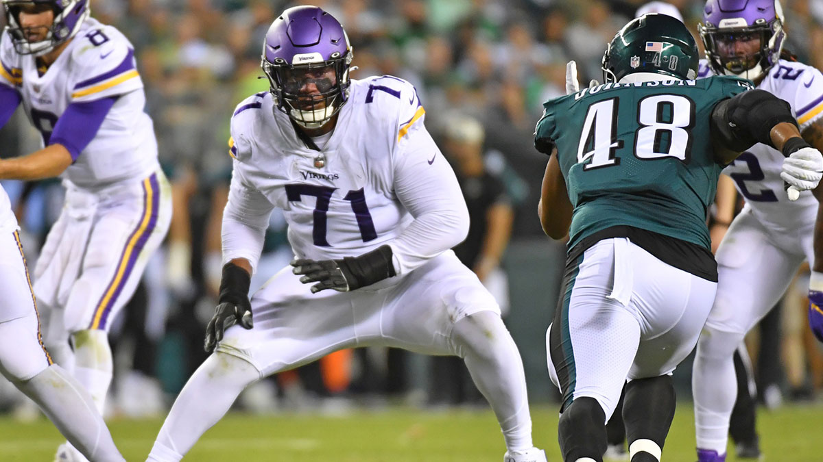 Minnesota Vikings offensive tackle Christian Darrisaw (71) prepares to block against the Philadelphia Eagles at Lincoln Financial Field.