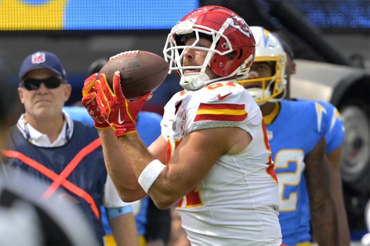 Kansas City Chiefs tight end Travis Kelce (87) catches a pass in the first half against the Los Angeles Chargers at SoFi Stadium.