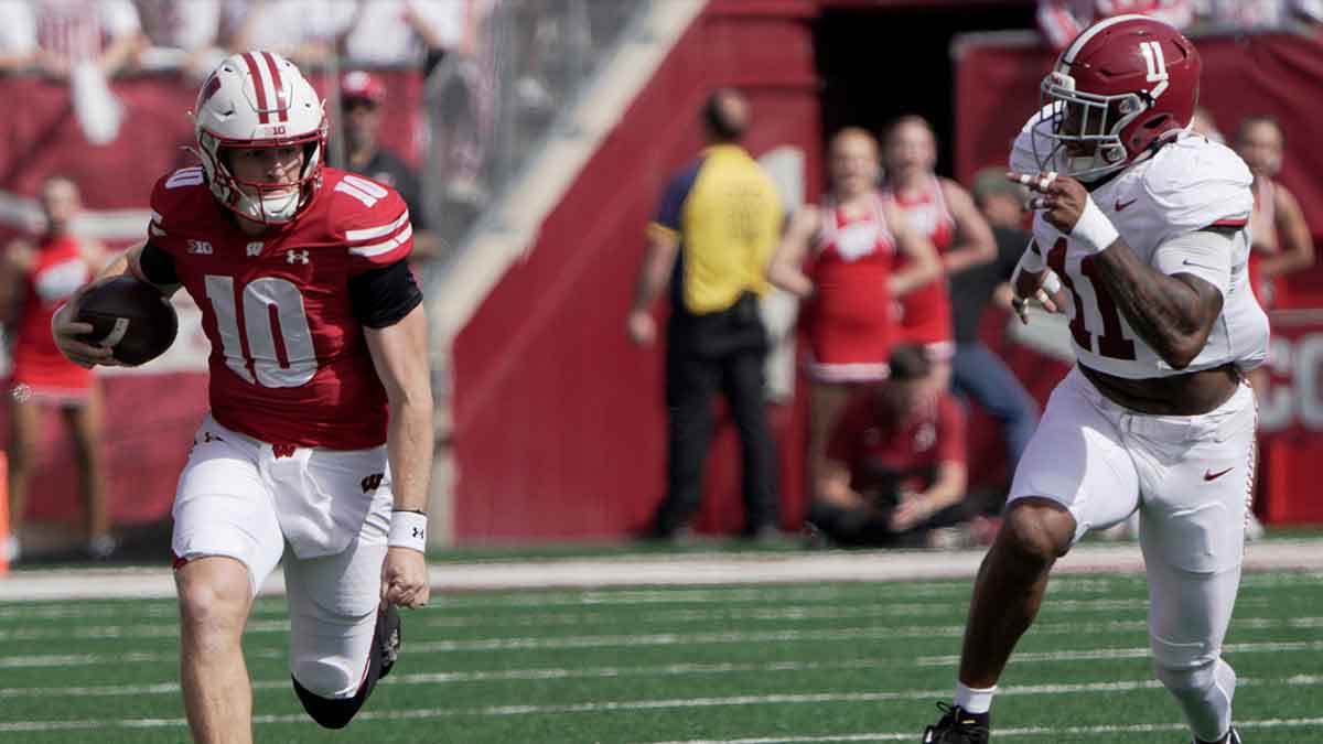 Wisconsin QB Tyler Van Dyke out for season with knee injury