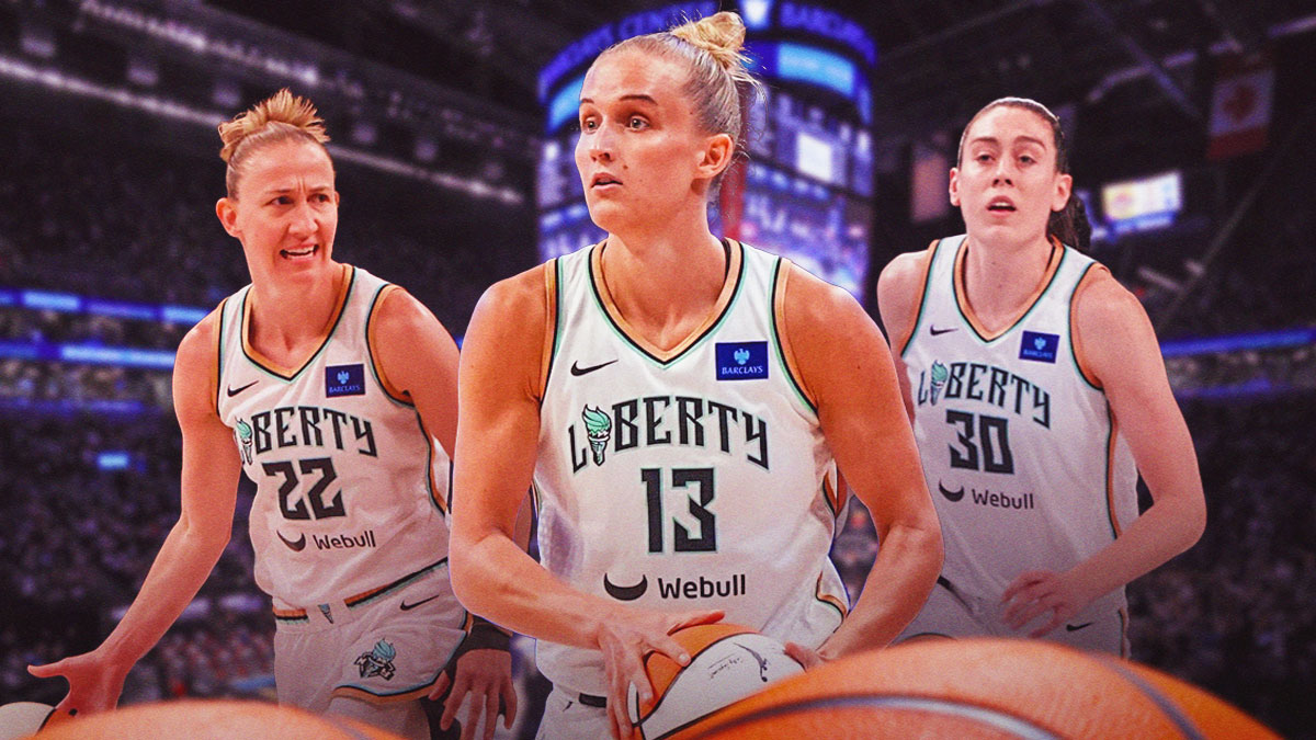 Leonie Fiebich (Liberty) with the ball, Courtney Vandersloot and Breanna Stewart (both Liberty) behind her. Full Barclays Center background.