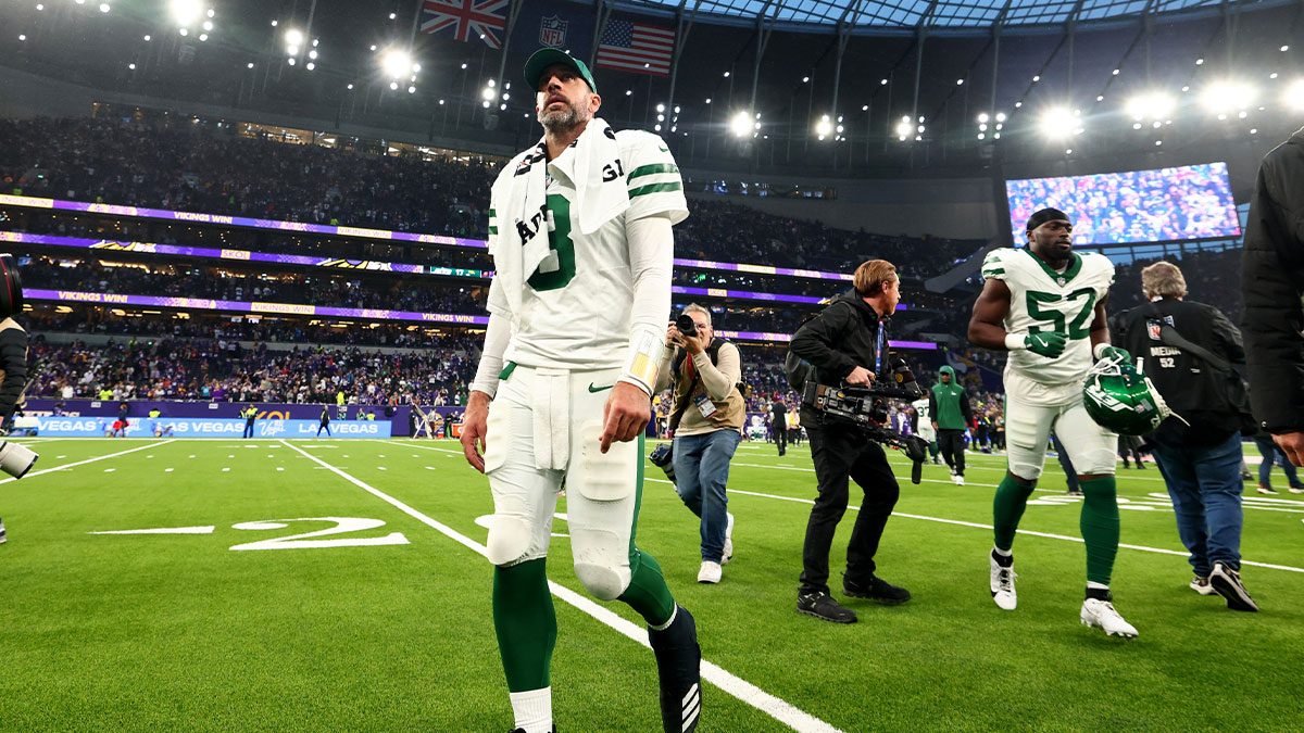 dejected New York Jets quarterback Aaron Rodgers (8) walks back to the locker room after the 17-23 defeat to the Minnesota Vikings at Tottenham Hotspur Stadium.
