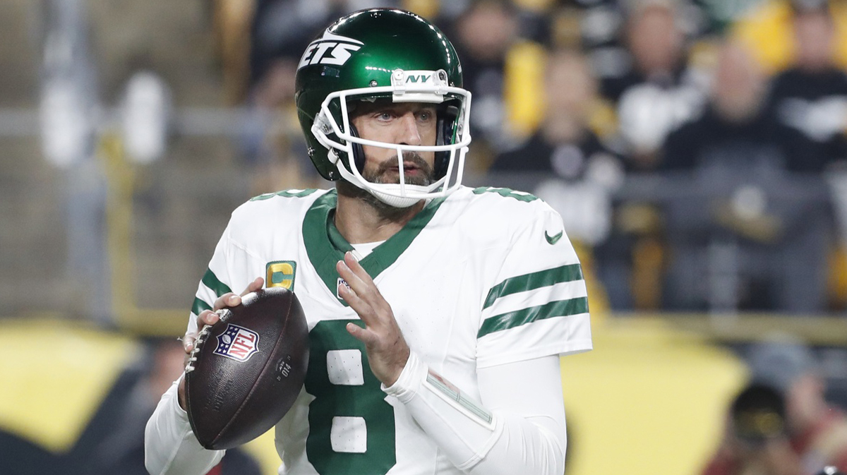 New York Jets quarterback Aaron Rodgers (8) looks to pass against the Pittsburgh Steelers during the first quarter at Acrisure Stadium.