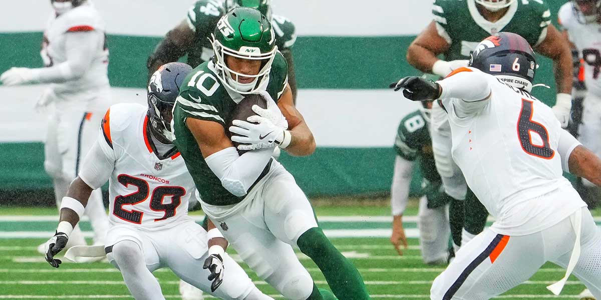 Sep 29, 2024; East Rutherford, New Jersey, USA; New York Jets wide receiver Allen Lazard (10) gathers in a pass against the Denver Broncos cornerback Ja'Quan McMillian (29) during the first half at MetLife Stadium.