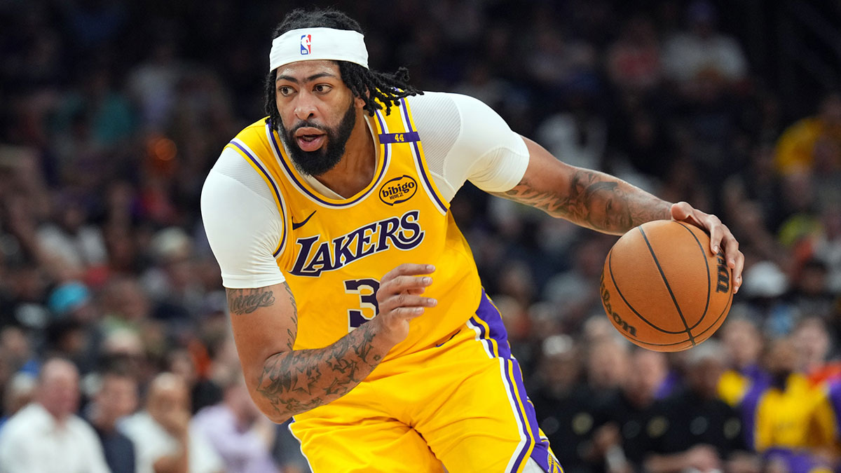 Los Angeles Lakers forward Anthony Davis (3) dribbles against the Phoenix Suns during the second half at Footprint Center.