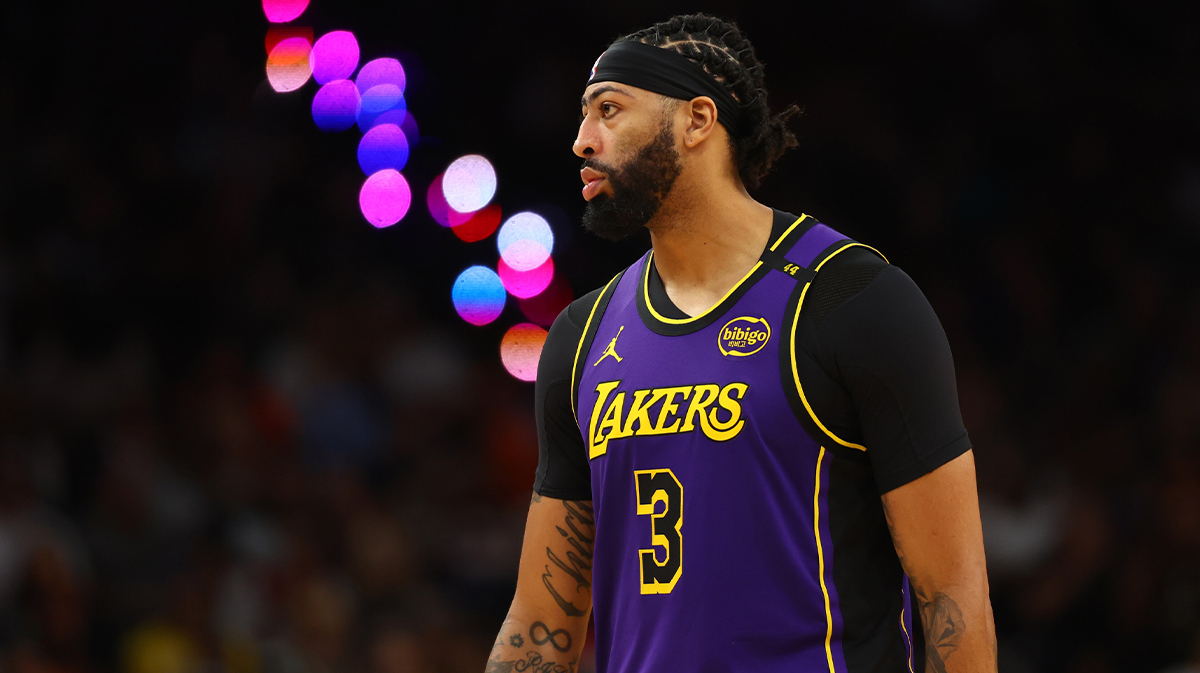 Los Angeles Lakers forward Anthony Davis (3) against the Phoenix Suns at Footprint Center.