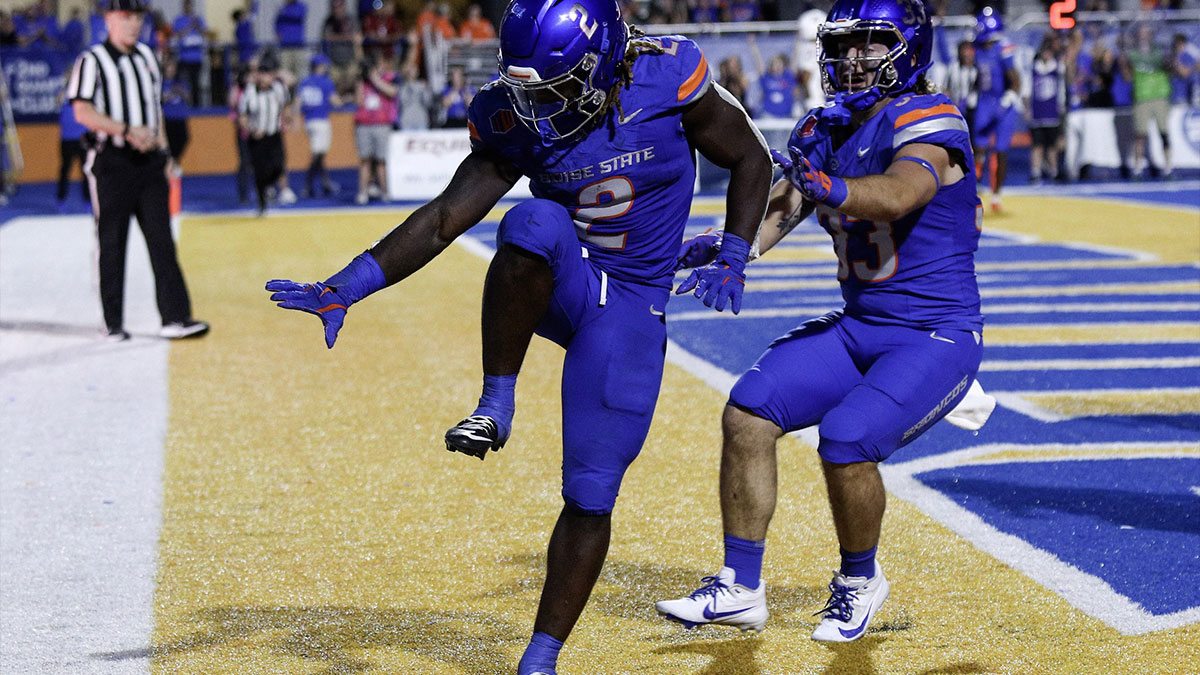 Boise State Broncos running back Ashton Jeanty (2) strikes the Heisman pose during the second half against the Washington State Cougars at Albertsons Stadium. Boise State defeats Washington State 45-24.