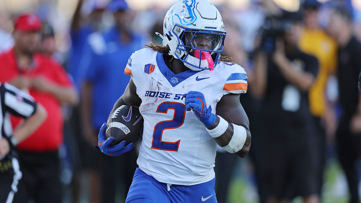 Boise State Broncos running back Ashton Jeanty (2) cuts through the Hawaii Rainbow Warriors defense for a touchdown during the first quarter at Clarence T.C. Ching Athletics Complex.