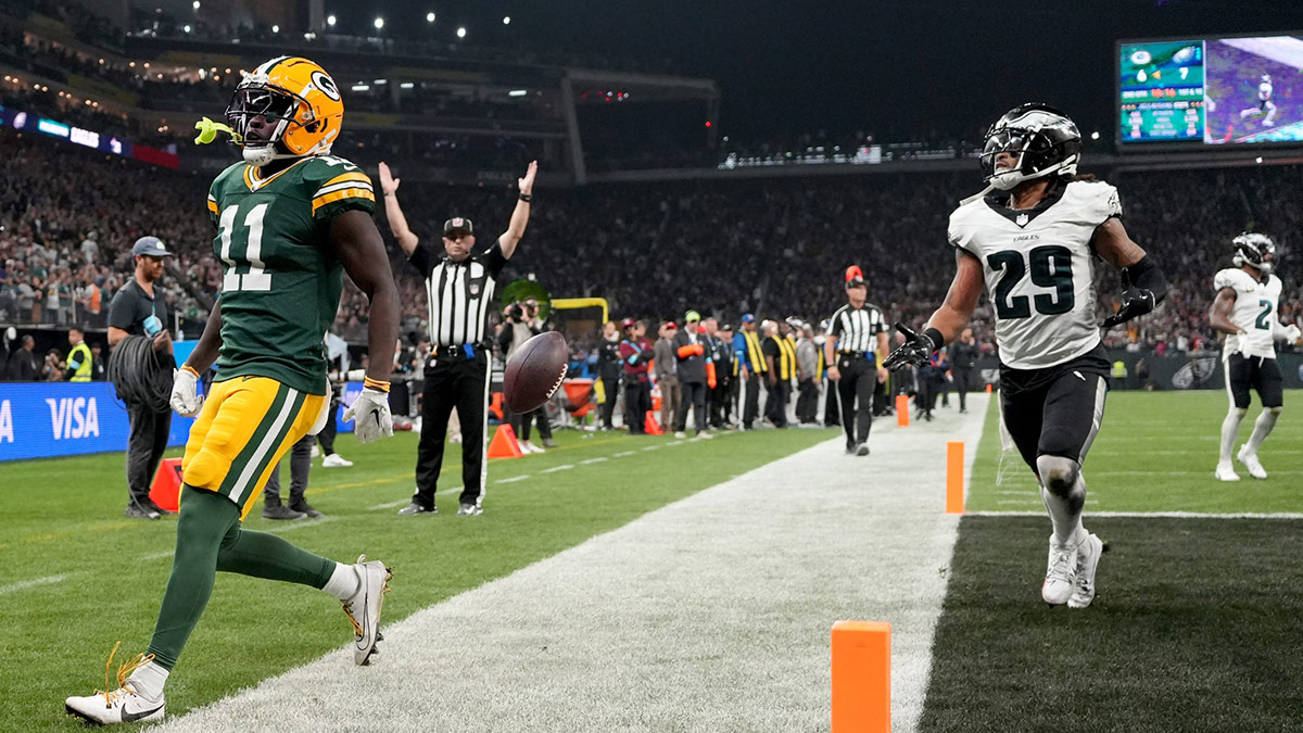 Green Bay Packers wide receiver Jayden Reed (11) scores a touchdown against Philadelphia Eagles cornerback Avonte Maddox (29) during the first half at Neo Quimica Arena.
