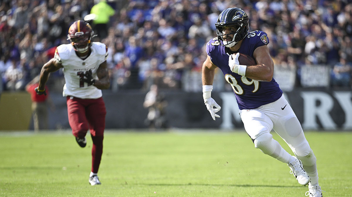 Baltimore Ravens tight end Mark Andrews (89) runs after a catch during the second half against the Washington Commanders at M&T Bank Stadium. \