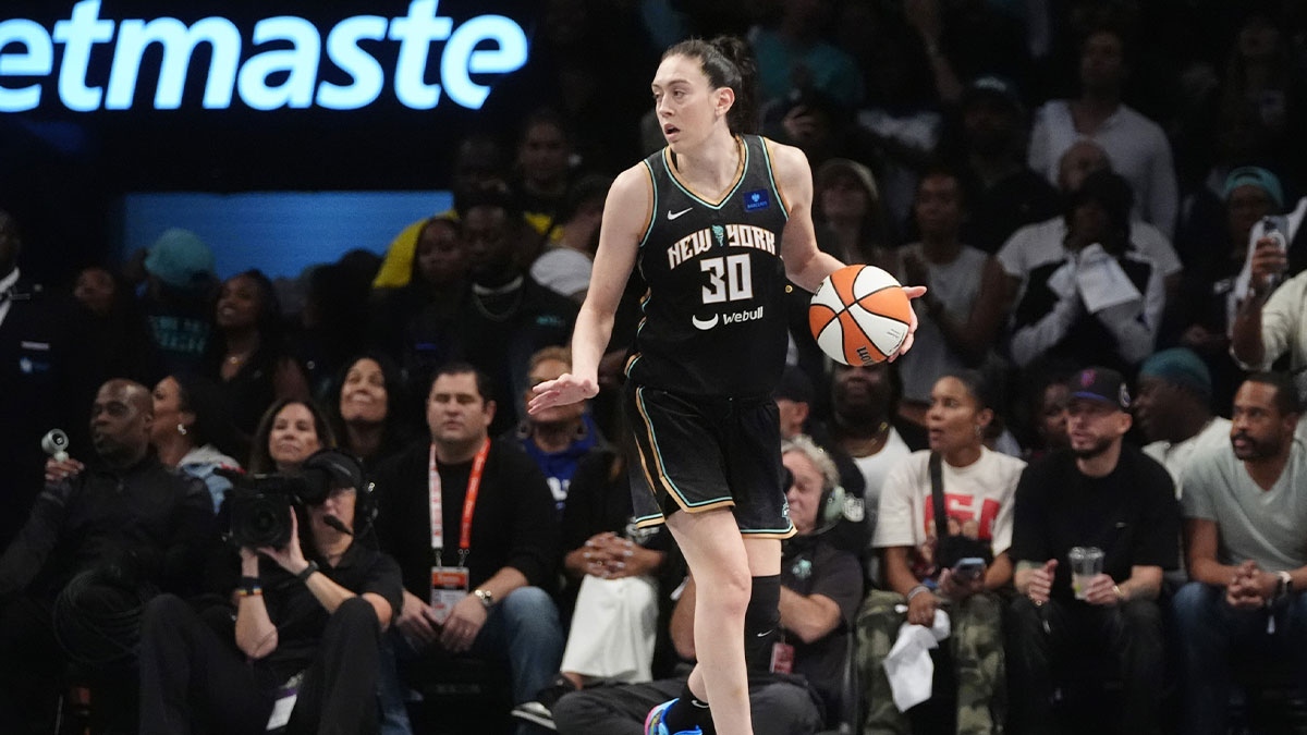 New York Liberty forward Breanna Stewart (30) dribbles the ball up the court against the Las Vegas Aces during game one of the 2024 WNBA Semi-finals at Barclays Center.