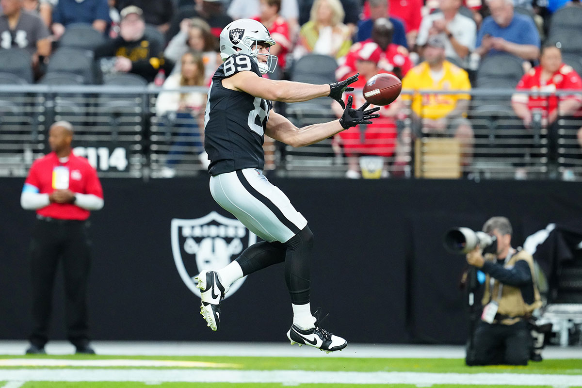 Las Vegas Raiders tight end Brock Bowers (89) warms up before a game against the Las Vegas Raiders at Allegiant Stadium.