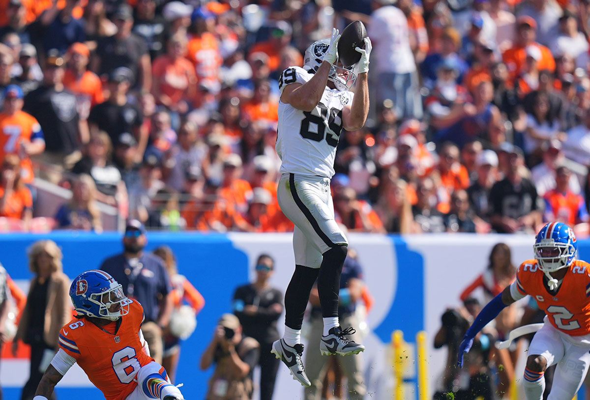 Las Vegas Raiders tight end Brock Bowers (89) pulls a reception for a touchdown in the first quarter against the Denver Broncos at Empower Field at Mile High.