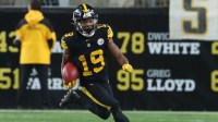 Oct 28, 2024; Pittsburgh, Pennsylvania, USA; Pittsburgh Steelers wide receiver Calvin Austin III (19) runs to score a touchdown on a seventy-five yard punt return against the New York Giants during the third quarter at Acrisure Stadium.