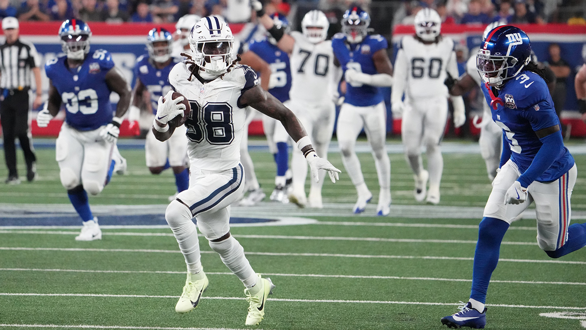 Dallas Cowboys wide receiver CeeDee Lamb (88) runs the ball for a touchdown against the Giants in the first half at MetLife Stadium. 