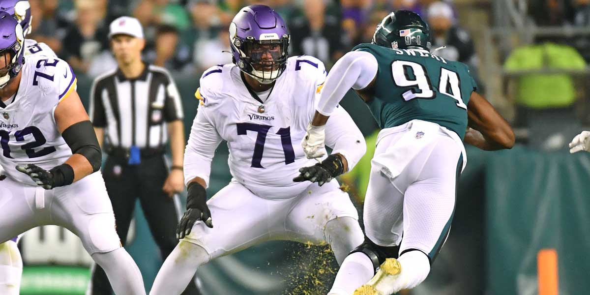 Sep 19, 2022; Philadelphia, Pennsylvania, USA; Minnesota Vikings offensive tackle Christian Darrisaw (71) blocks Philadelphia Eagles defensive end Josh Sweat (94) at Lincoln Financial Field.