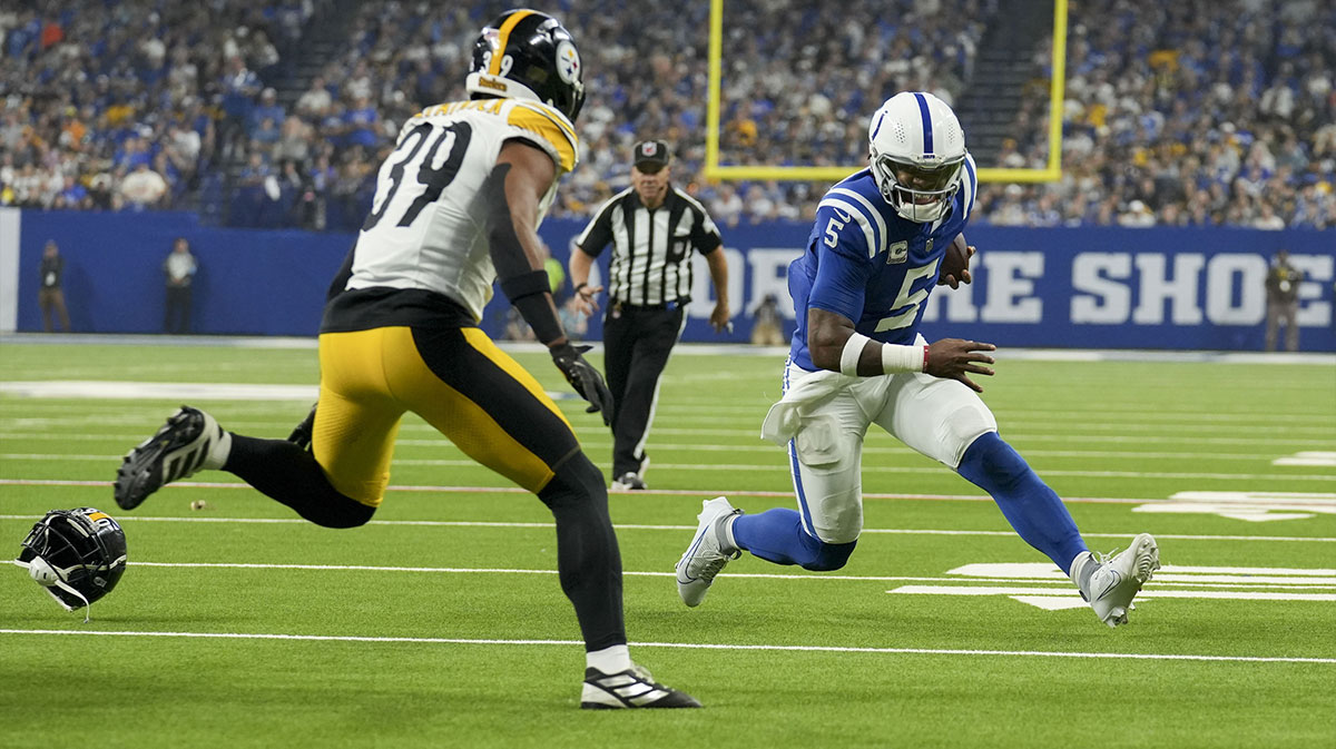 Indianapolis Colts quarterback Anthony Richardson (5) rushes the ball as Pittsburgh Steelers safety Minkah Fitzpatrick (39) closes in Sunday, Sept. 29, 2024, during a game against the Pittsburgh Steelers at Lucas Oil Stadium in Indianapolis.