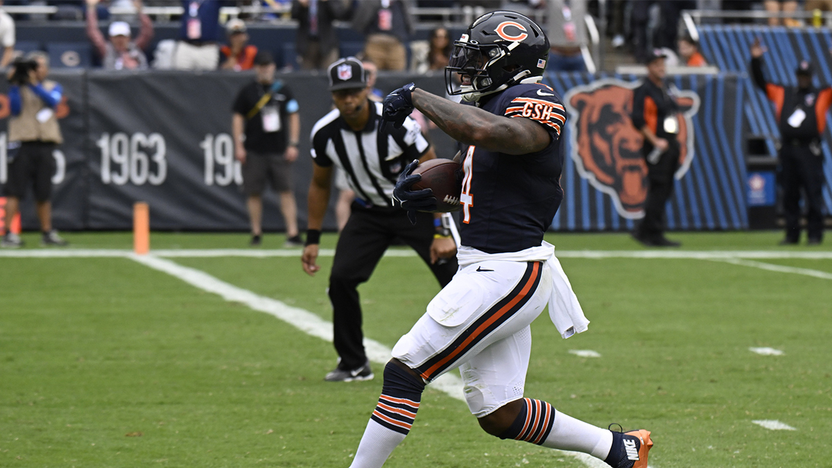 Chicago Bears running back D'Andre Swift (4) runs for a touchdown against the Los Angeles Rams during the second half at Soldier Field.